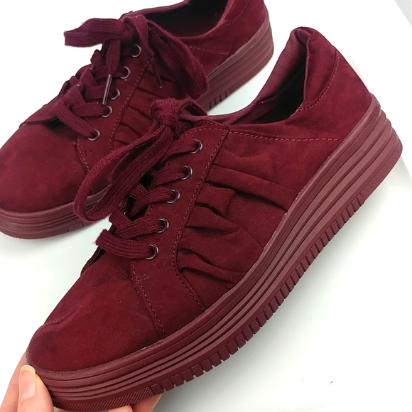 Rocket Dog Shoes - 💚3/$25 Rocket Dog Women's Burgundy Platform Sneakers